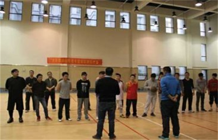 “揮灑汗水、點(diǎn)燃激情、釋放青春正能量”
