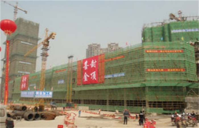 綜合體結(jié)構(gòu)封頂 商業(yè)廣場雛形初現(xiàn)
